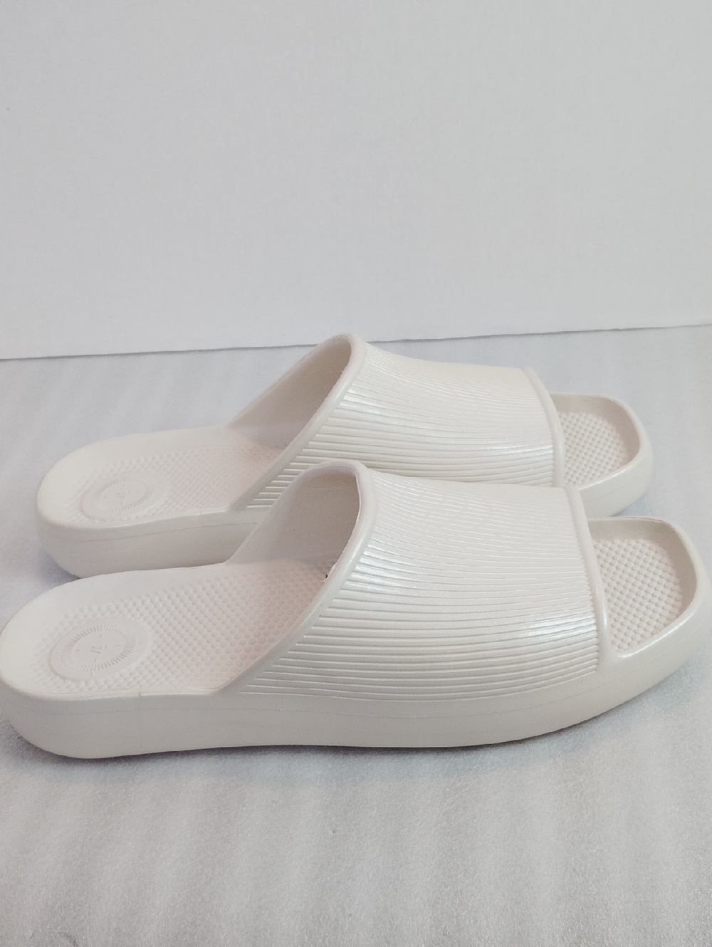 Cream Color Totes Women's Slide Sandals Size 10